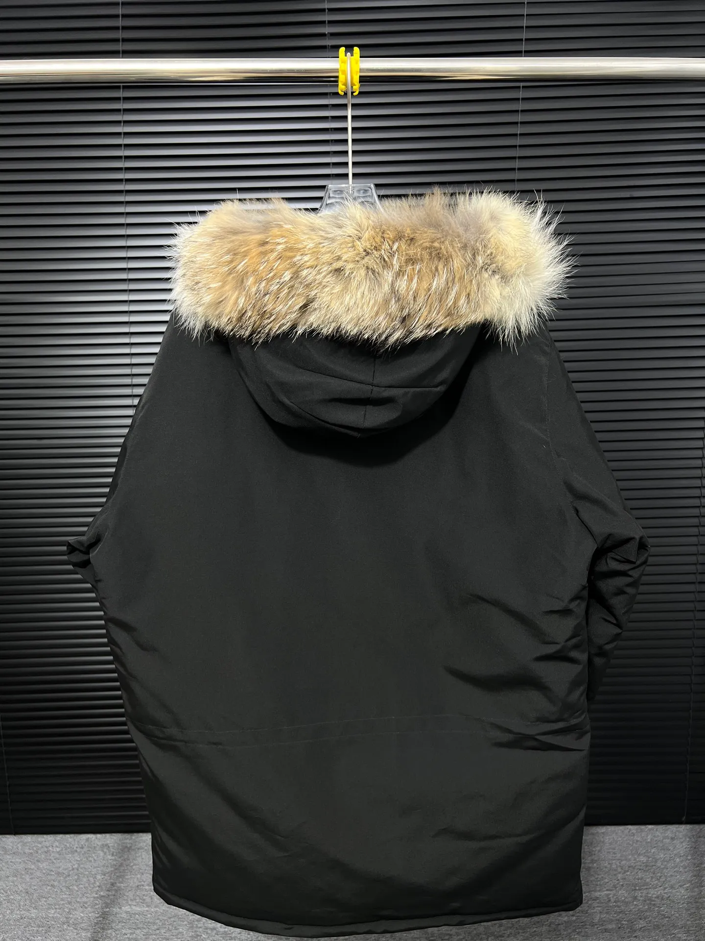 P780 🆕 Top original version, supports chip sensor with handbag 𝗖𝗮𝗻𝗮𝗱𝗮 𝗚𝗼𝘀𝗲 / 🇨🇦 Canada Goose 08 Down Jacket ⚠️ Partners who have been cooperating with us in the past few years know that no matter what is produced outside, our pure genuine trading company ships ❗️ After the test of time, we have received rave reviews. You can compare the market products with us. If you are not satisfied, you can return it at will. You are also welcome to come to ZG to see it and then come to my home to buy‼  1⃣️ The filling is 80% white duck down, with a weight of 500g. Regarding the down content, you can feel it with your hands. Good down has no embarrassment and can be called a walking duvet! 2⃣️ The fabric is made of Feather-Light 10D waterproof coating fabric, which is made of 84.5 polyester fiber and 15.5 cotton. The surface is treated with a special Teflon protective coating produced by DuPont to prevent wind and splash water, and makes the clothing anti-pollution and long-lasting new features! 3⃣️ One-piece seamless cuffs, 13cm official length, all seals are stamped, and all the inner liner is hemmed. The overcoat means sewing all the inner liner once. On the one hand, it is to prevent the velvet from running off, and on the other hand, it can keep the stiffness of the clothes! 4⃣️ Original Yoshida Kogyo Kabushikigaisha zipper, top-grade zinc alloy electroplated zipper with the highest specifications, using precise Japanese craftsmanship, raw materials and management methods. Each zipper can withstand 100,000+ openings and closings 5⃣️ The detachable fur collar is made of top-grade imported wolf fur, which is not comparable to the loose and soft raccoon fur and fake fur on the market. It is a natural Siberian coyote fur collar. The delicate and strong feel is the sense of life that comes from the erosion of wind and frost in nature. 6⃣️ Main logo double-thread 9-needle locking stranded embroidery, electronic digital automatic embroidery, maple leaves with sharp edges. Size: XS-XXL Color: black, off-white, graphite gray, sapphire blue Dark Blue Pink Azure Graphite Gray Black Label Shoulder Width Chest Sleeve Length Clothes Length Recommended Weight kg 67 87 80-90 2XL 58 136 69 89 90-105
